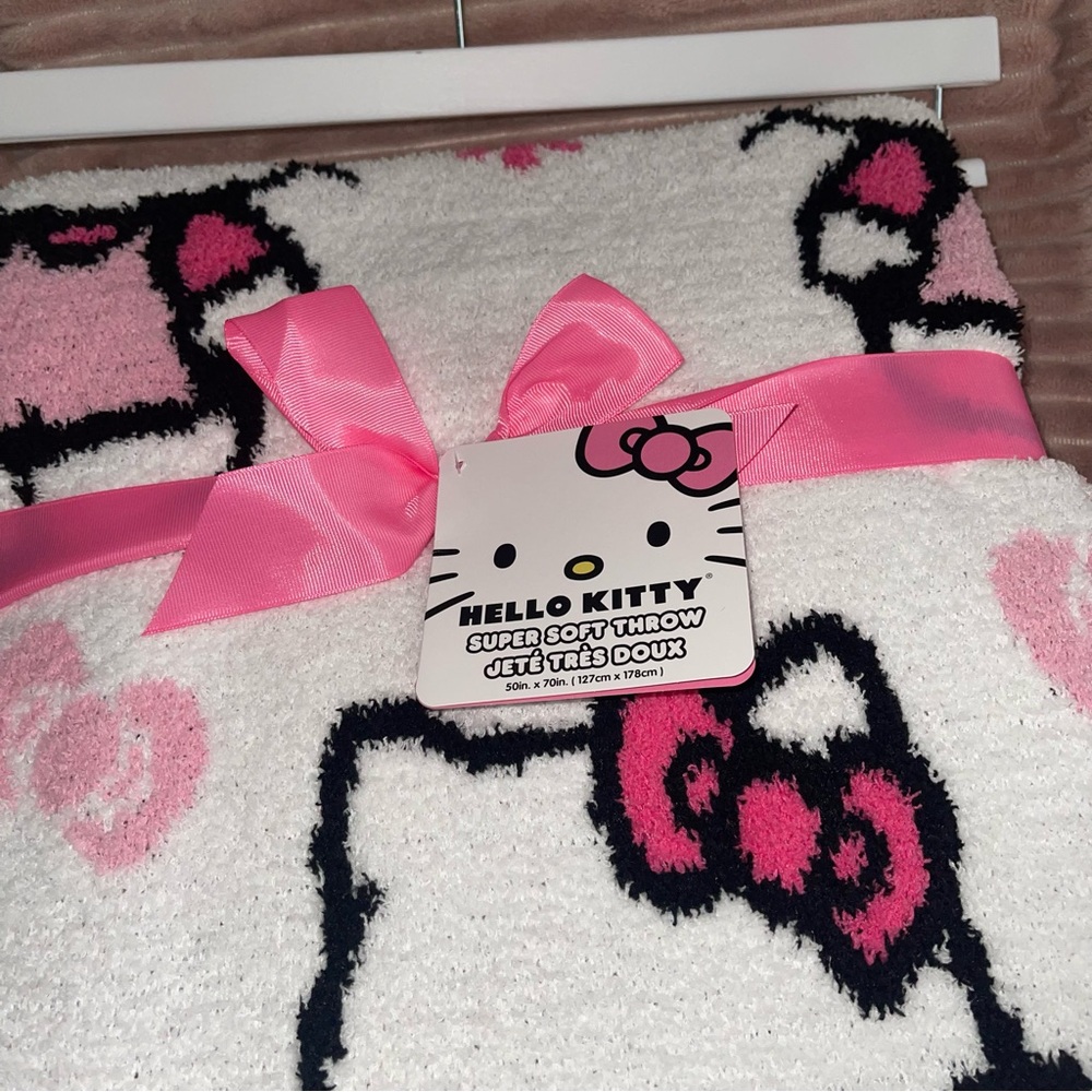 Hello Kitty Reversible Daisy Spring Throw Blanket - Picture 4 of 7